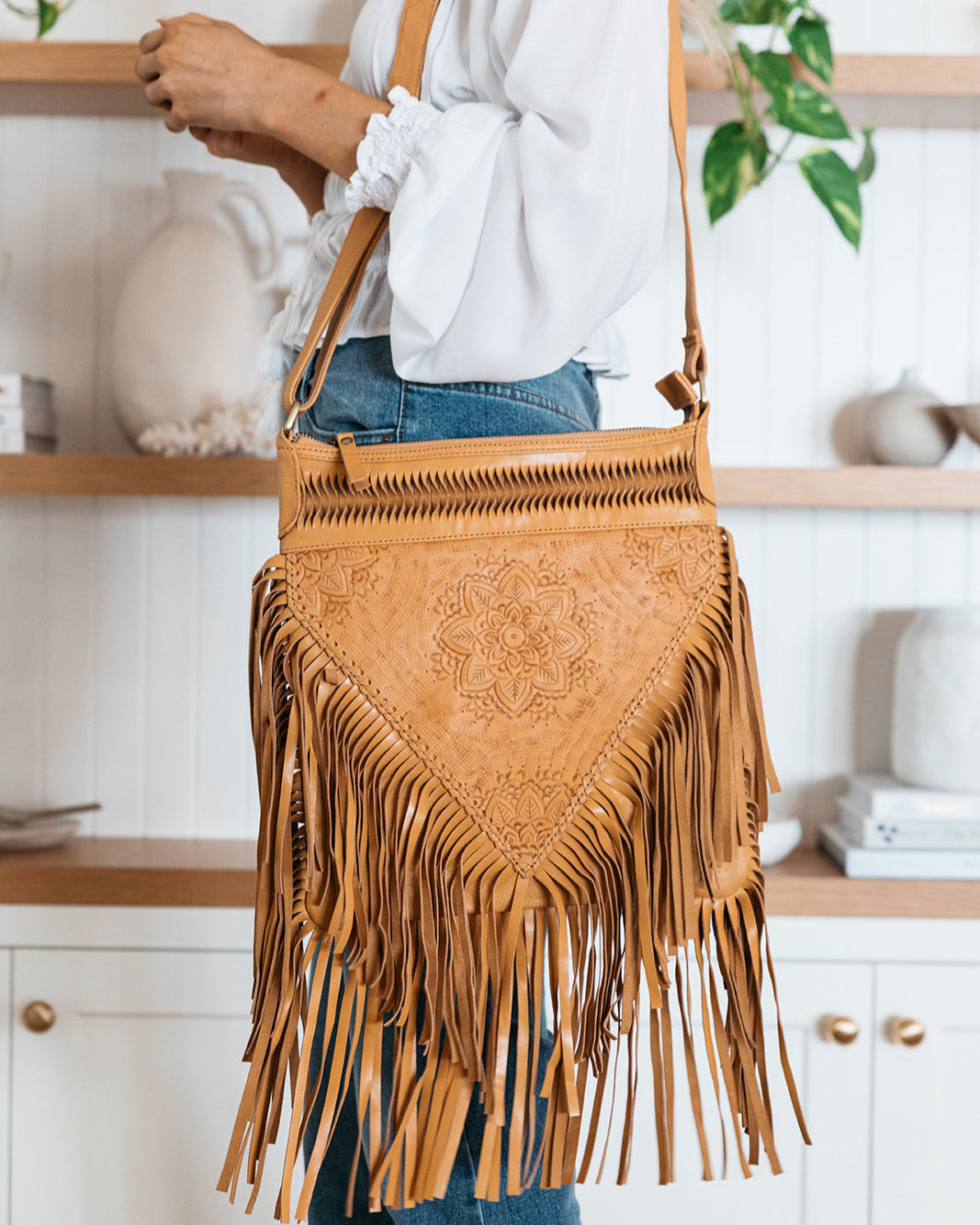 DETAILED FLOWER & FRINGE BAG