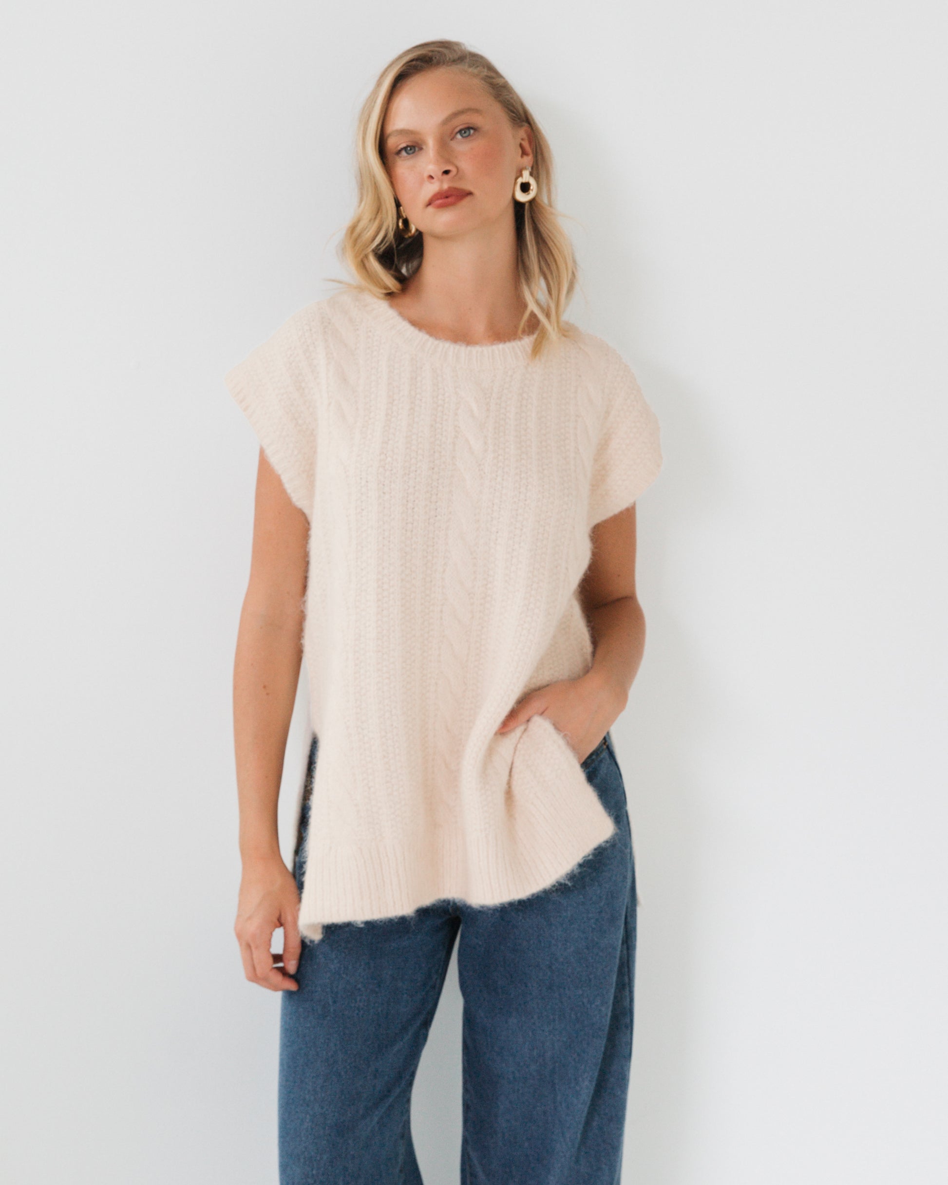 CABLE KNIT VEST CREAM